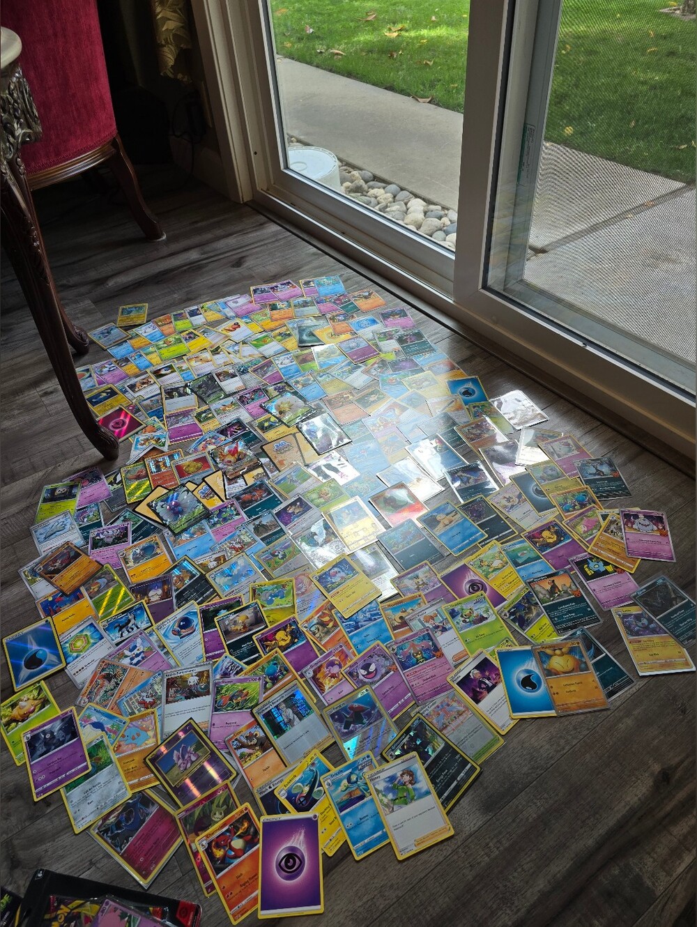 Pokémon Trading Card Game Assortment with Dragonite Tin - Multi Expansions